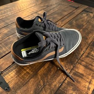 Hardly worn Men’s Vans size 7.5- Heathered Navy Blue with brown heal and details